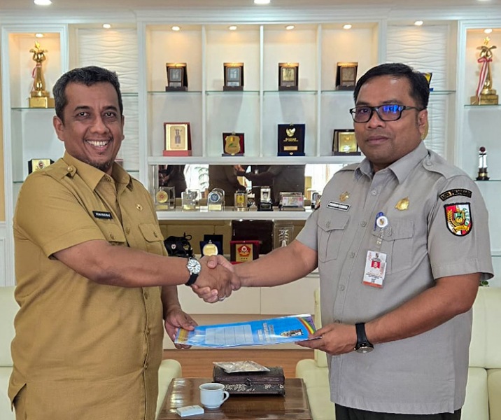 Pj Wali Kota Pekanbaru Roni Rakhmat saat menyerahkan SK penunjukan Kalaksa BPBD Zarman Candra sebagai Plh Sekdako. Foto: Istimewa.