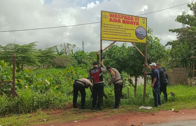 Polsek Tanjungpinang Timur memasang plang imbauan kemunculan buaya
