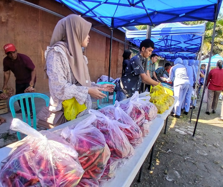 Pedagang cabai di pasar murah. Foto: Surya/Riau1.