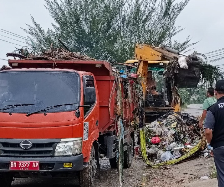 Pembersihan tumpukan sampah di Pekanbaru. Foto: Istimewa.
