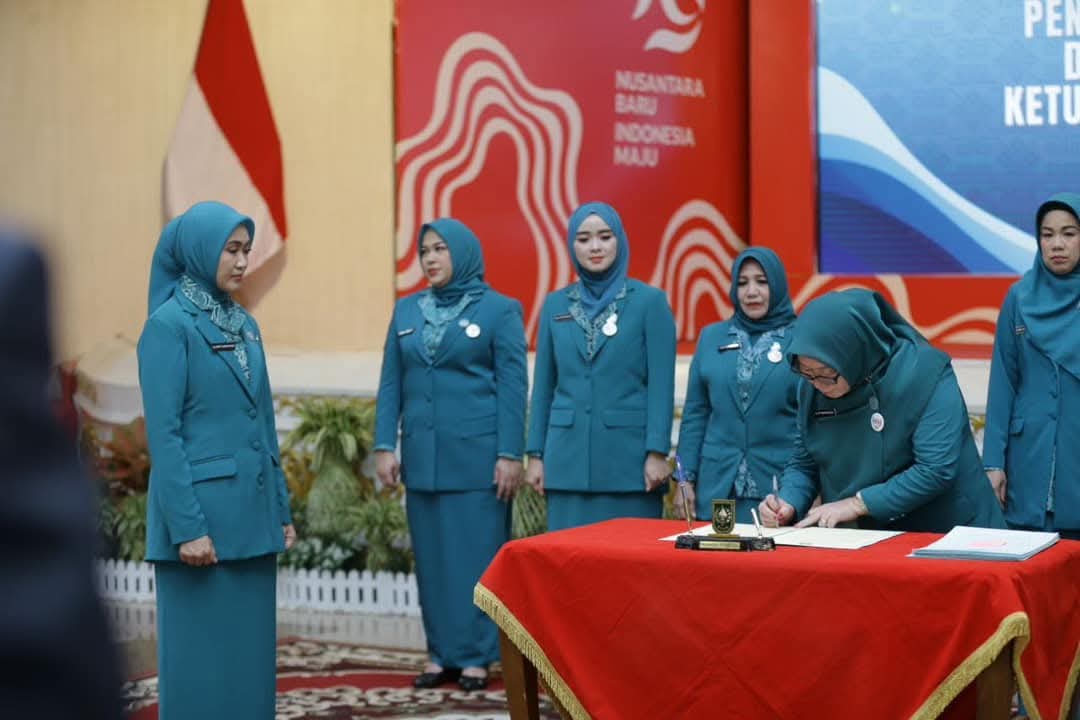 Siti Asiyah dilantik oleh Ketua TP PKK Provinsi Riau Henny Sasmita Wahid