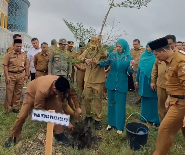 Penanaman pohon Ketapang mini di Kompleks Perkantoran Tenayan Raya. Foto: Istimewa.