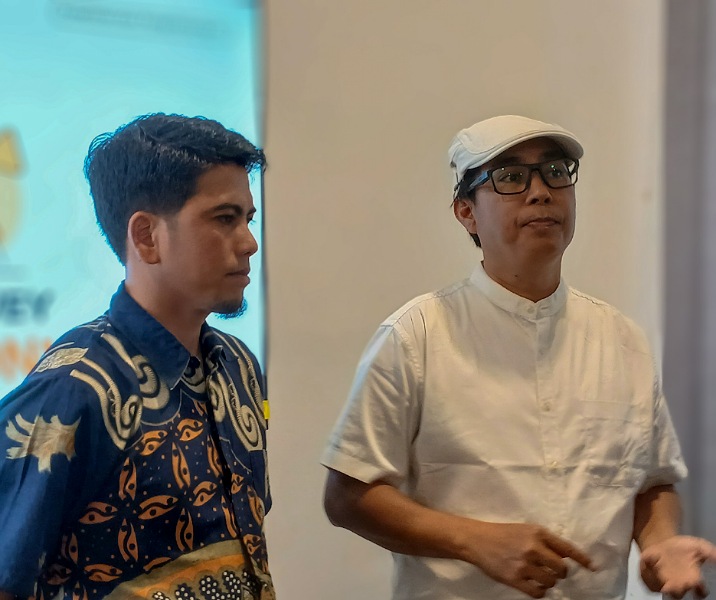 Kepala Litbang RiauOnline Syukri bersama Wakilnya M Zainuddin usai memaparkan hasil survei di Candu Kuphie, Jalan Arifin Ahmad, Kamis (17/4/2025). Foto: Surya/Riau1.