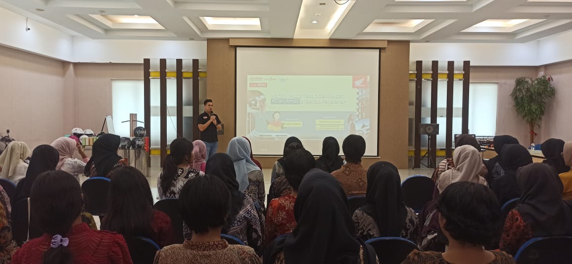 Seminar safety riding yang digelar PT CDN