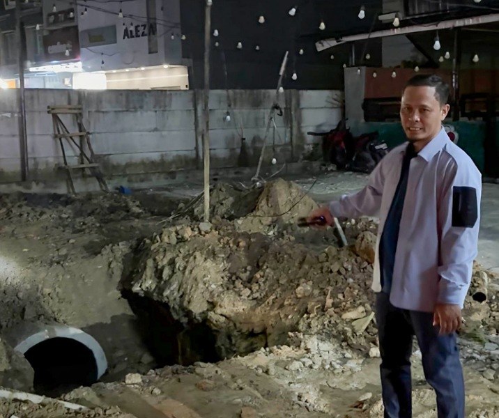 Wali Kota Pekanbaru Agung Nugroho saat meninjau progres normalisasi drainase di Jalan Arifin Ahmad. Foto: Istimewa.
