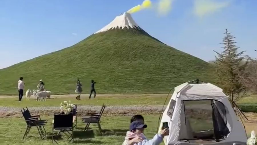 Sebuah bukit kecil di China utara dicat dengan warna putih