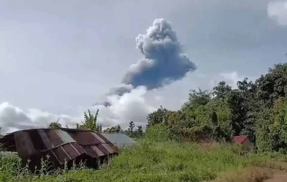 Gunung Marapi Sumbar saat erupsi/Beritasatu.com