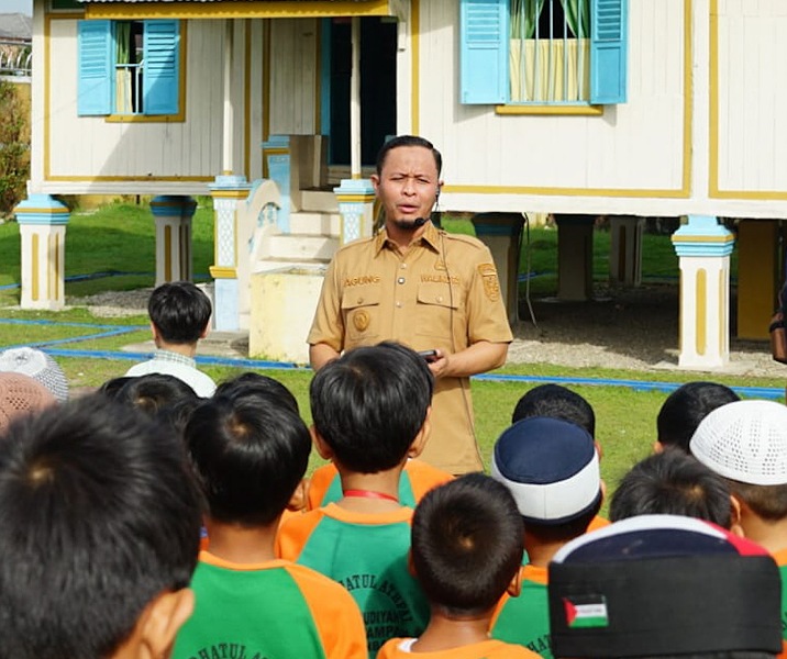 Wali Kota Pekanbaru Agung Nugroho menjadi pemandu wisata bagi anak-anak TK di halaman Rumah Singgah Tuah Kadi. Foto: Istimewa.