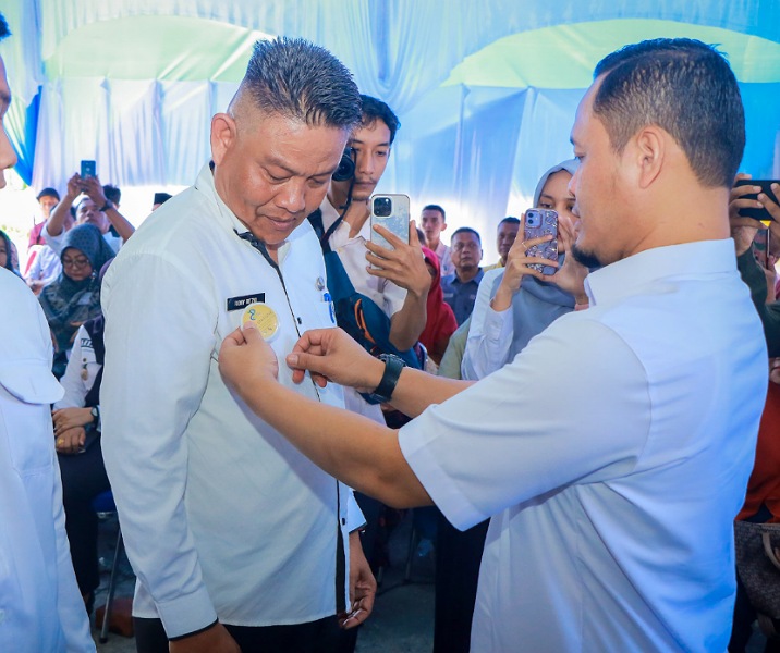 Wali Kota Pekanbaru Agung Nugroho menyematkan pin kepada tiga agen statistik sebagai tanda dimulainya pendataan warga di Kelurahan Pematang Kapau, Rabu (28/5/2025). Foto: Istimewa.