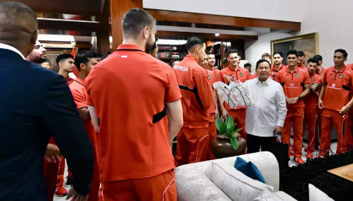 Prabowo Hadiahkan Jam Tangan Rolex kepada Bintang Sepak Bola Indonesia Usai Kemenangan China