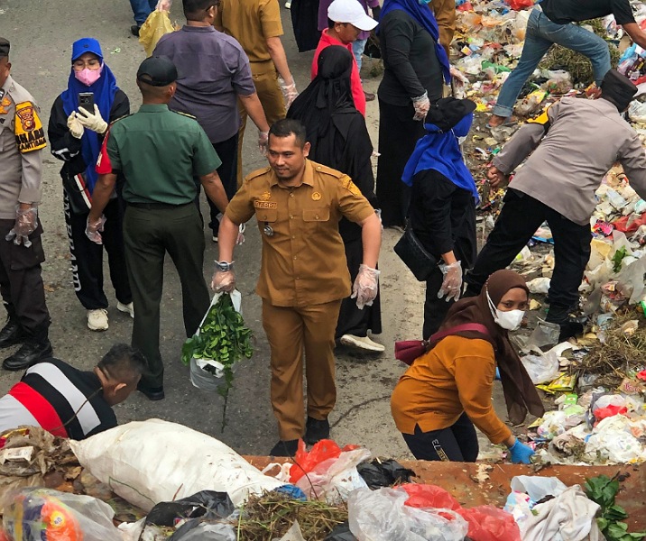 Pemko Pekanbaru menutup TPS ilegal di Jalan Lintas Timur, Kelurahan Sialang Sakti, Kecamatan Tenayan Raya, Selasa (10/6/2025). Foto: Istimewa.
