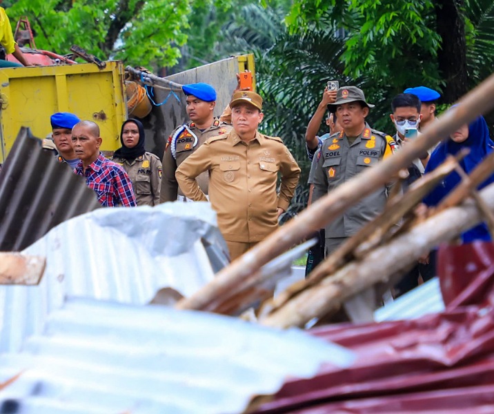 Wakil Wali Kota Pekanbaru Markarius Anwar memimpin pembongkaran warung remang-remang di Jalan SM Amin, Kecamatan Payung Sekaki, Selasa (10/6/2025). Foto: Istimewa.