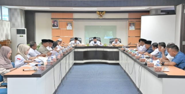 Bupati Bengkalis, diwakili Asisten Pemerintahan dan Kesejahteraan Rakyat, Andris Wasono pimpin Rapat Persiapan Pengiriman Kafilah Kabupaten Bengkalis Tahun 2025. Rapat dilaksanakan dalam rangka memastikan kesiapan Kabupaten Bengkalis sebagai peserta musabaqah tilawatil Qur’an (MTQ) ke-43 tingkat pr