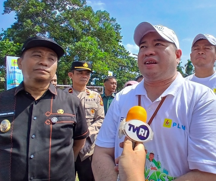 General Manager PLN Unit Induk Distribusi Riau-Kepri Joni (kanan) bersama Wakil Wali Kota Pekanbaru Markarius Anwar. Foto: Surya/Riau1.