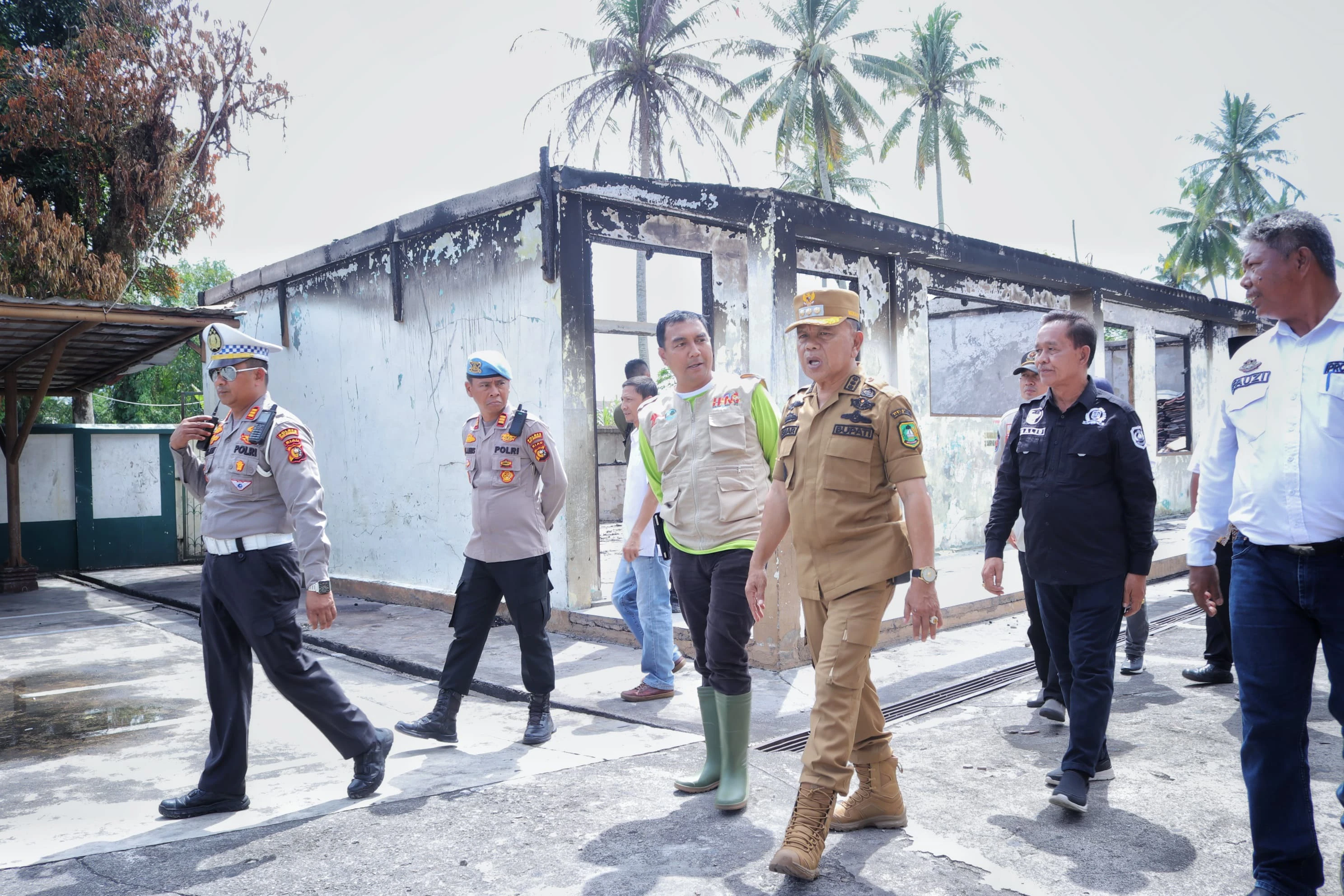 Bupati Asmar tinjau gedung Madrasah Diniyah Awaliyah (MDA) Al Muhtadin usai terbakar belum lama ini