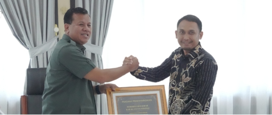 Bupati Kuansing, Dr Suhardiman Amby saat menerima penghargaan