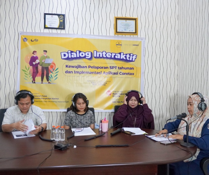 Edukasi perpajakan melalui dialog interaktif oleh KPP Pratama Pangkalan Kerinci di stasiun radio. Foto: Istimewa.