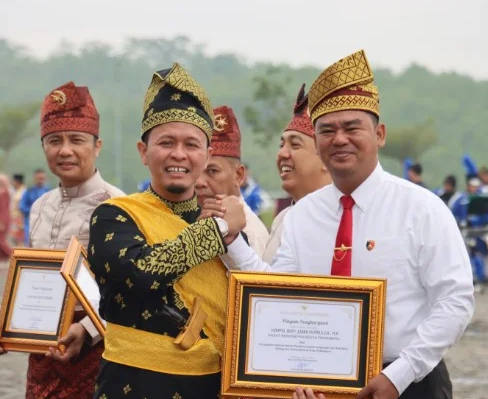 Kapolresta Terima Penghargaan Spesial dari Walikota Pekanbaru