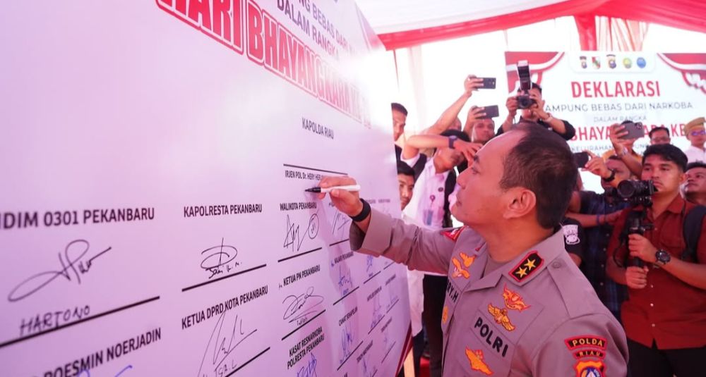 Kapolda Riau Bersama Warga Kampung Dalam Deklarasikan Perang Melawan Narkoba