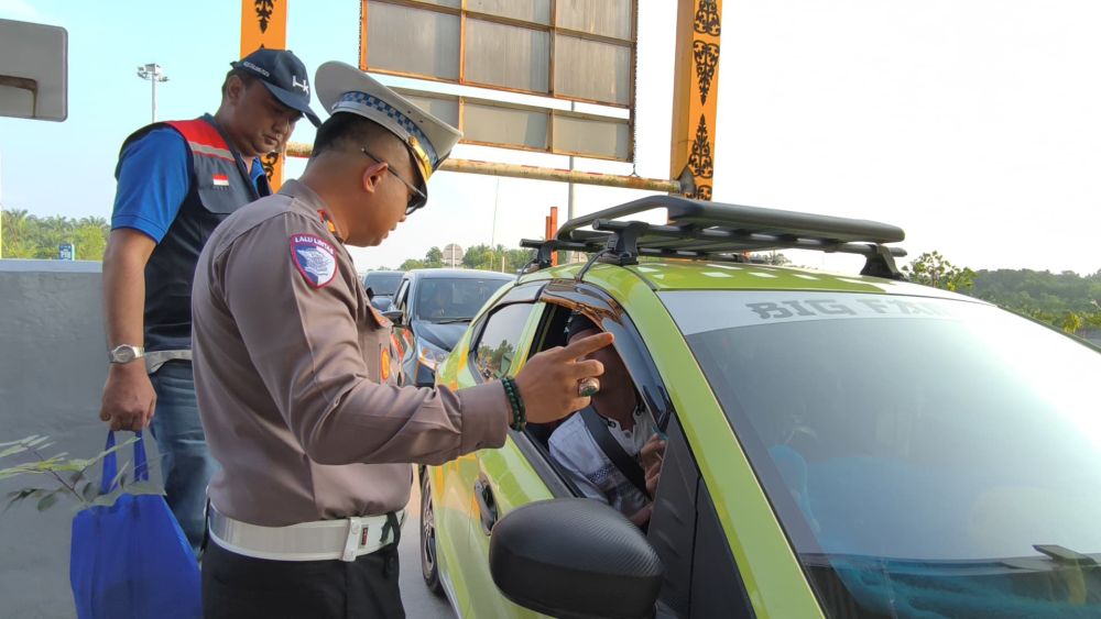 Ditlantas Polda Riau Sapa Pengendara dengan Aksi