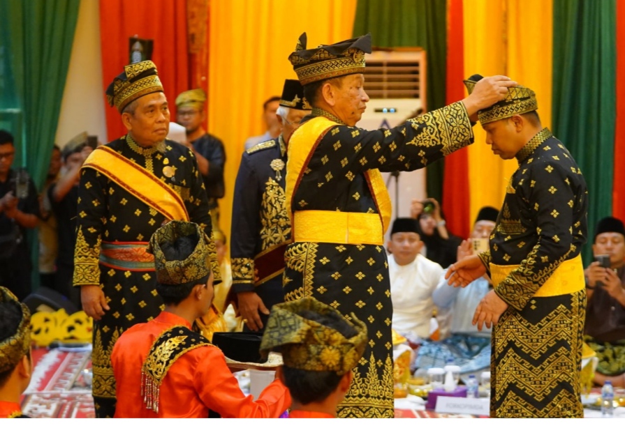 Prosesi penabalan gelar adat oleh LAMR pada Gubri Abdul Wahid