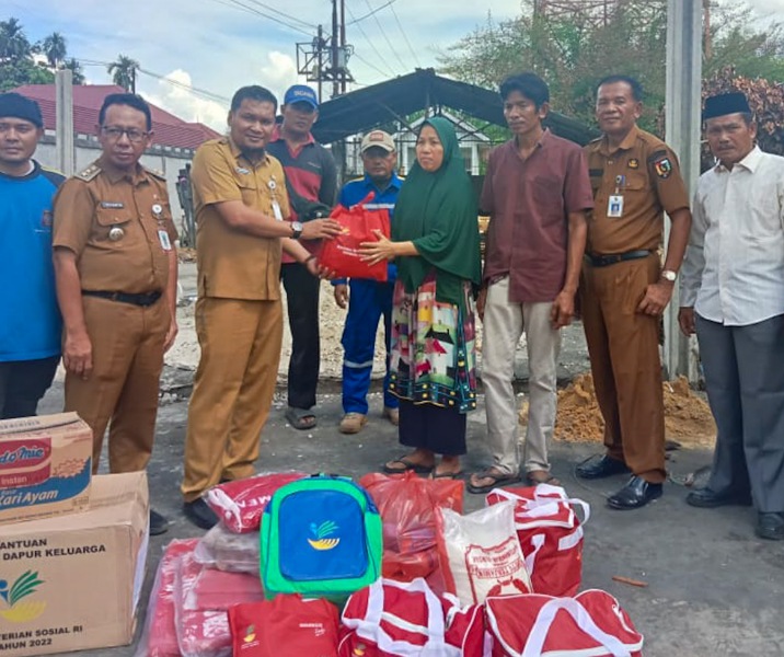 Plt Camat Kulim Fajri Adha menyalurkan bantuan dari Dinsos kepada korban kebakaran, Selasa (8/7/2025). Foto: Istimewa.