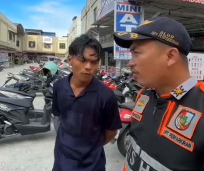 Petugas Dishub Pekanbaru menegur jukir nakal yang beroperasi di Jalan Manyar Sakti. Foto: Istimewa.