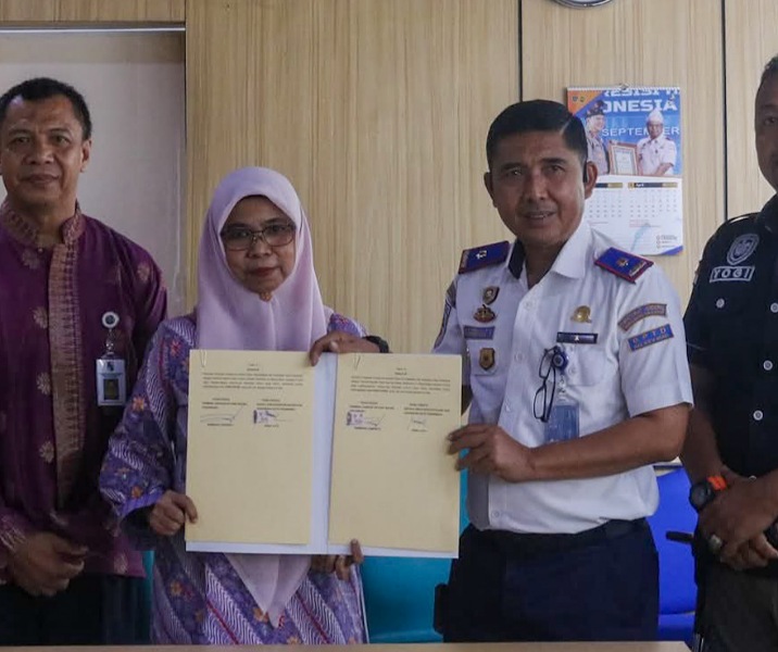 Kepala Dispusip Pekanbaru Erna Juita bersama Pengawas Satuan Layanan Terminal BRPS Bambang Armanto usai penandatanganan kerja sama Pojok Baca pada 3 Juli 2025. Foto: Istimewa.