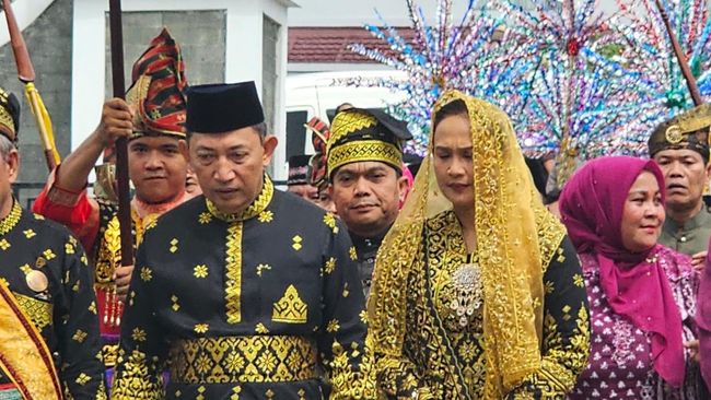 Kapolri Terima Anugerah Adat “Ingatan Budi” : Simbol Sinergi Negara dan Masyarakat Adat
