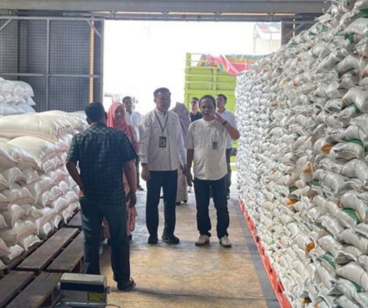 Kepala Disketapang Pekanbaru Maisisco bersama Manajer Operasional Bulog Riau Kepri Parluhutan Siregar saat meninjau kondisi beras CPP sebelum disalurkan dari gudang, Jumat (11/7/2025). Foto: Istimewa.