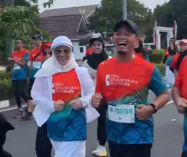 Wali Kota Pekanbaru Agung Nugroho bersama istrinya, Sulastri, Ketua TP PKK saat mengikuti Riau Bhayangkara Run, Minggu (13/7/2025). Foto: Istimewa.