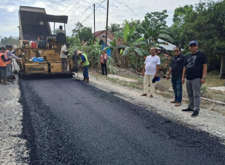 Perbaikan jalan di Kuansing