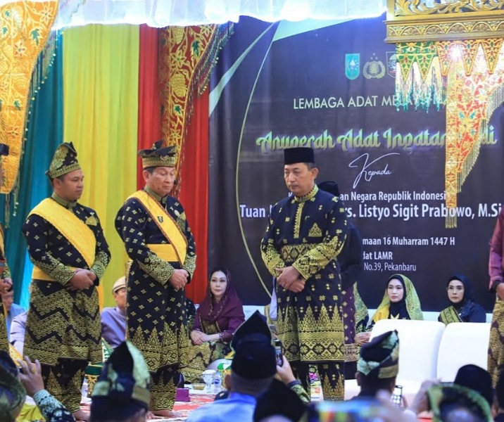 Kapolri Jenderal Listyo Sigit Prabowo menerima Anugerah Adat Ingatan Budi dari LAM Riau di Balairung Tenas Effendi, Balai Adat LAM Riau, Kota Pekanbaru, Sabtu (12/7/2025). Foto: Istimewa.