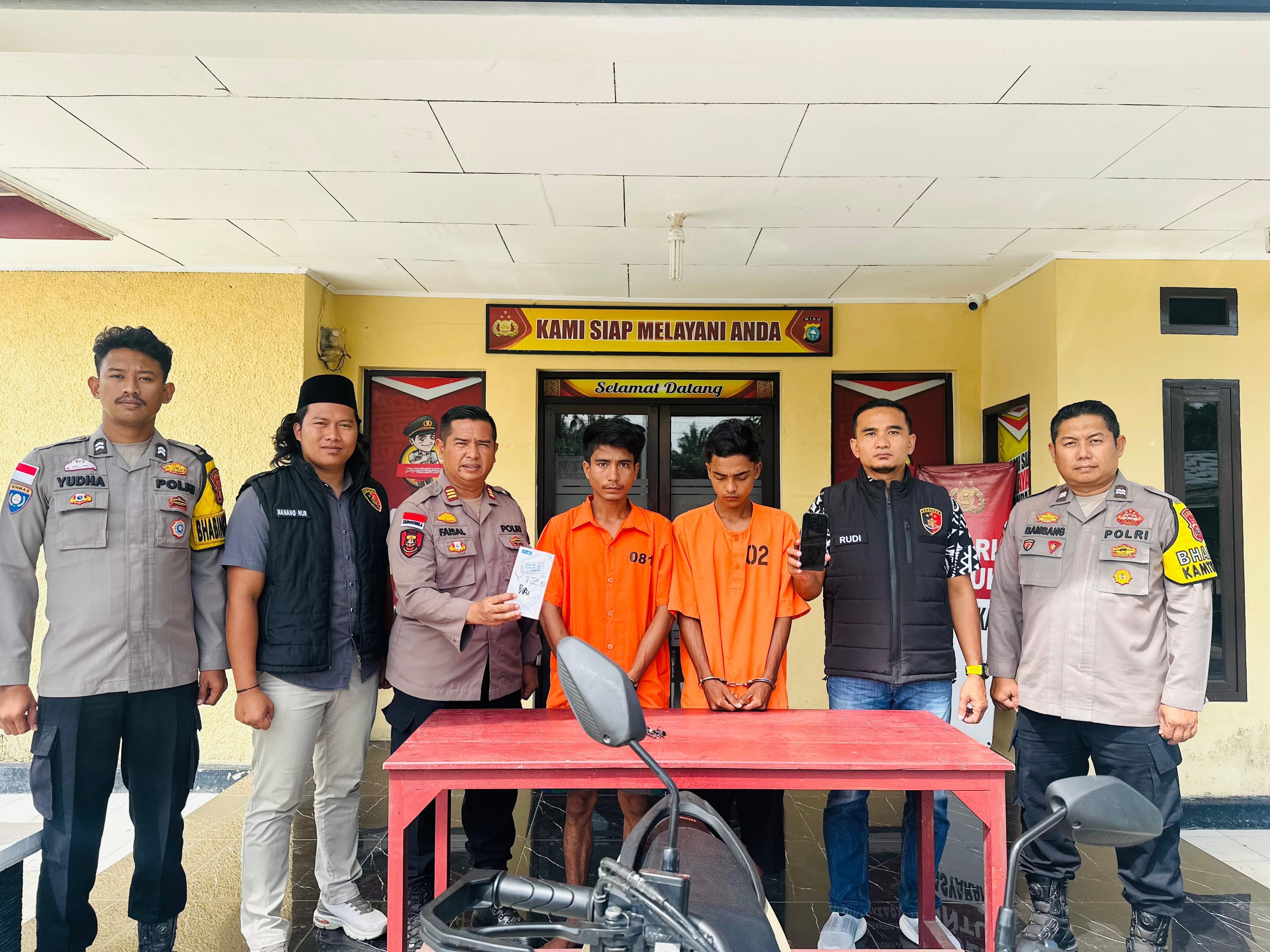 Kepolisian sektor (Polsek) Rupat berhasil meringkus 2 orang pelaku tindak pidana dengan kekerasan atau kasus Begal. Penangkapan tersebut tak sampai 24 jam oleh unit Reskrim. Saat itu, korban atau pelapor membuat pengaduan ke Polsek Rupat Minggu 13 Juli 2025 pagi Tim Reskrim langsung bergerak dan me