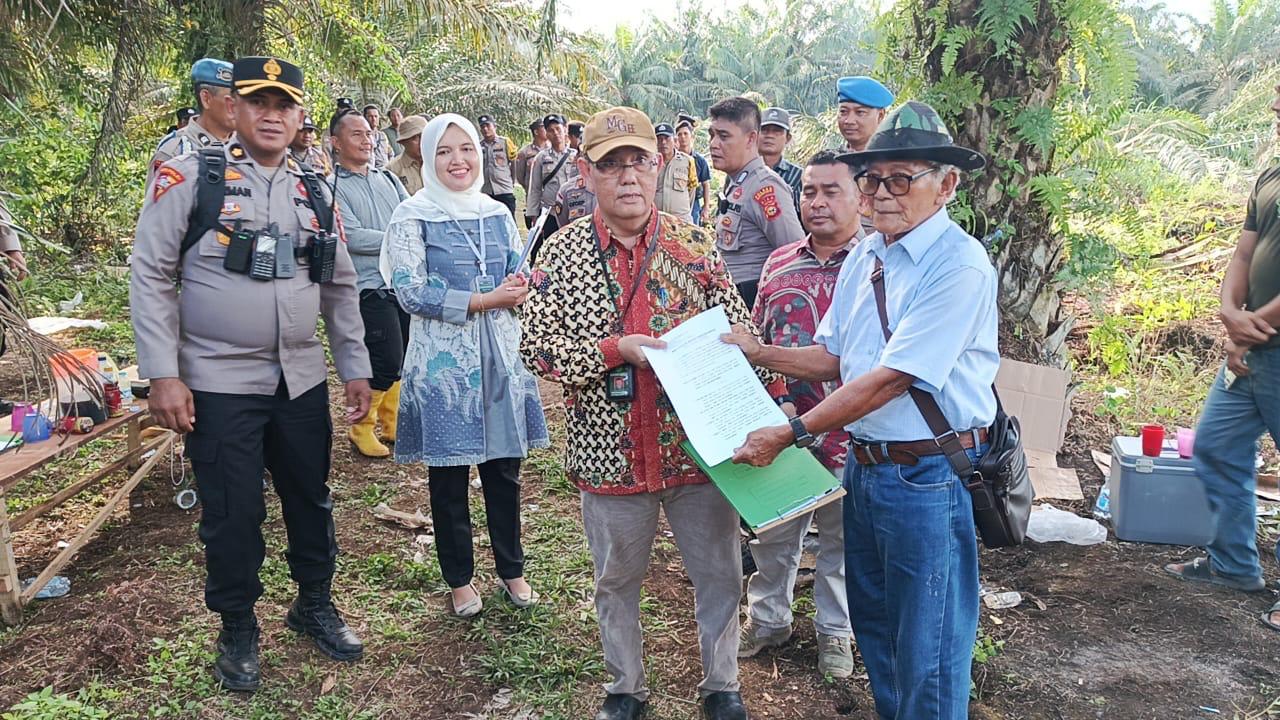 Pengamanan Ketat Oleh Polres Bengkalis Saat Eksekusi 80 H Lahan Berjalan Aman