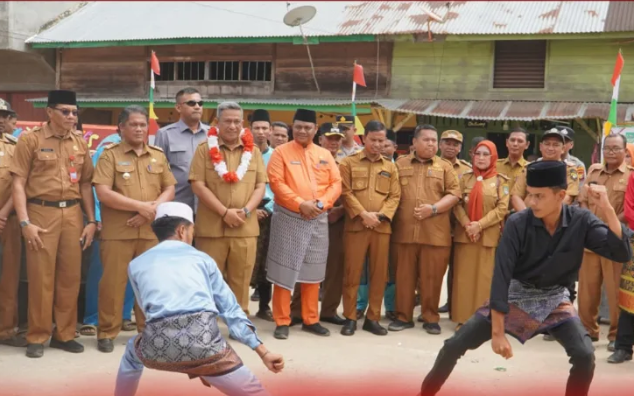 Bupati Rohil, Anton menghadiri HUT Desa Rambah Hilir Timur