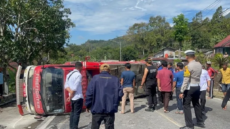 Mobil Damkar Kabupaten Solok yang mengalami kecelakaan