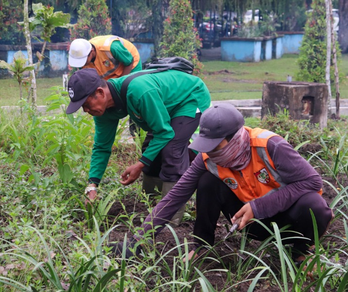 Pekerja DLHK Pekanbaru saat menata taman kota. Foto: Istimewa.