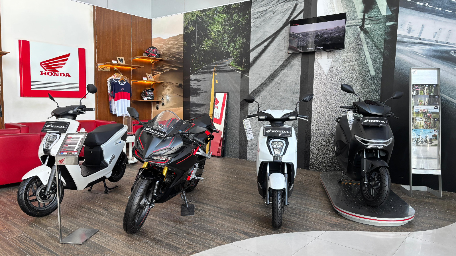 Unit sepeda motor Honda yang tampil elegan