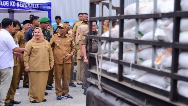 489 Ton Beras Untuk Bantu Warga Disalurkan Bupati Kasmarni