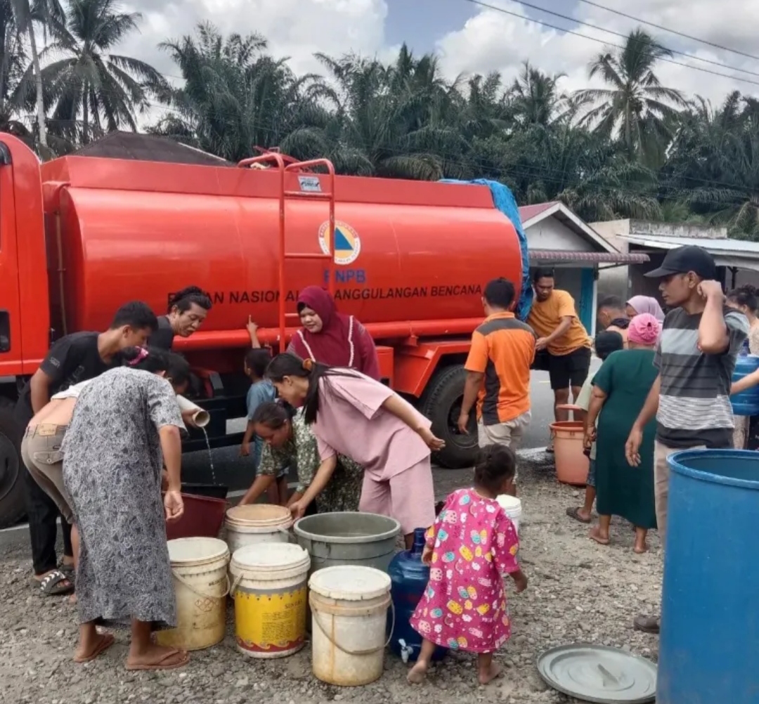 Mobil tangki air bersih untuk warga yang membutuhkan