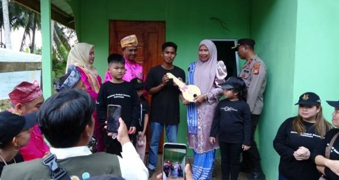 Penyerahan rumah usai dibedah