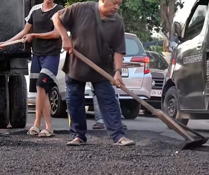 Pekerja Dinas PUPR Pekanbaru saat proses perbaikan Jalan Sepakat. Foto: Istimewa.