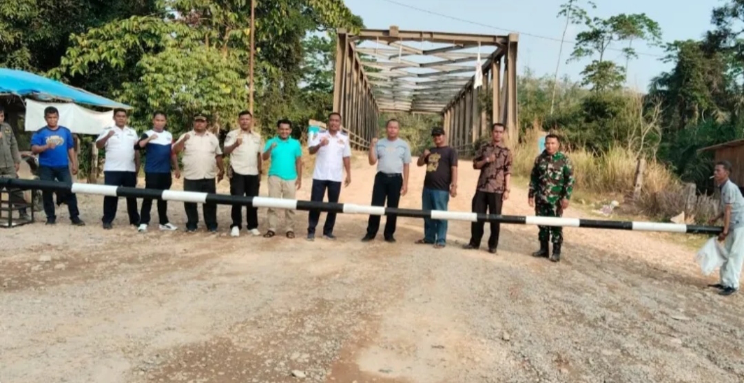 Ruas jalan yang dipasang portal di Dharmasyara