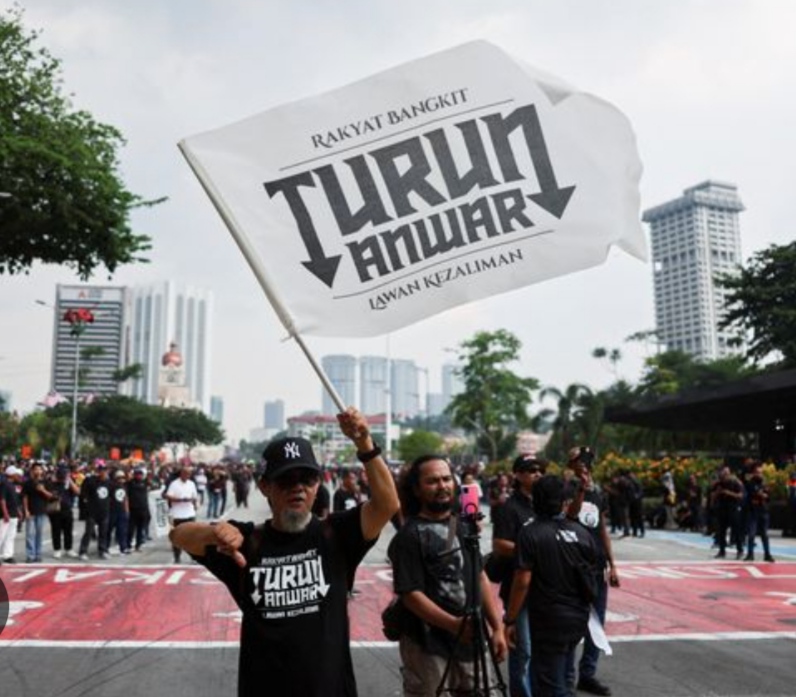 Demo tuntut Anwar Ibrahim turun