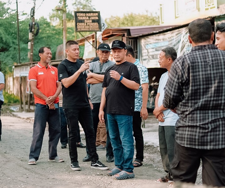 Wali Kota Pekanbaru Agung Nugroho saat meninjau proses perbaikan Jalan Swakarya. Foto: Istimewa.