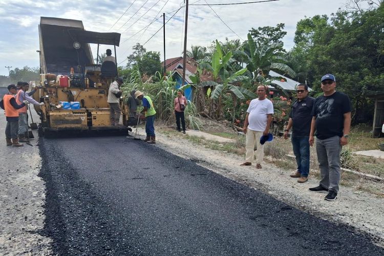 Perbaikan jalan menuju Teluk Kuantan