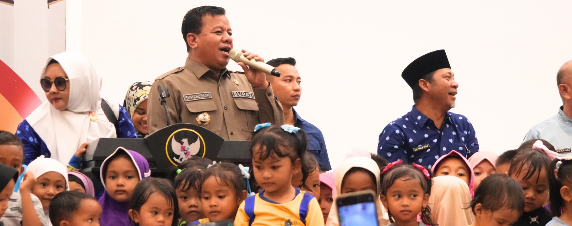 Bupati Suhardiman Amby saat acara mewarnai peserta didik PAUD se Kuansing
