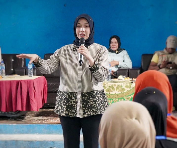 Anggota Komisi IX DPR RI Maharani saat sosialisasi program MBG di MTs Sintong, Rohil, Minggu (3/8/2025). Foto: Istimewa.