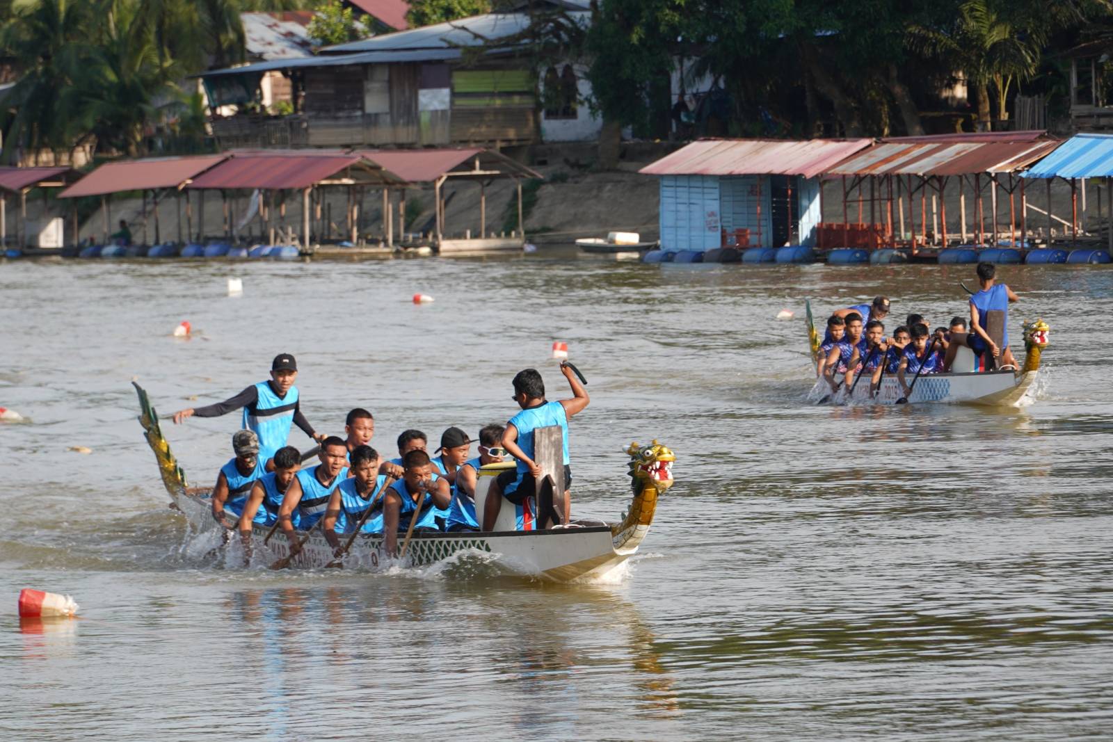 Lomba Pacu Sampan di Buluh Cina Kampar